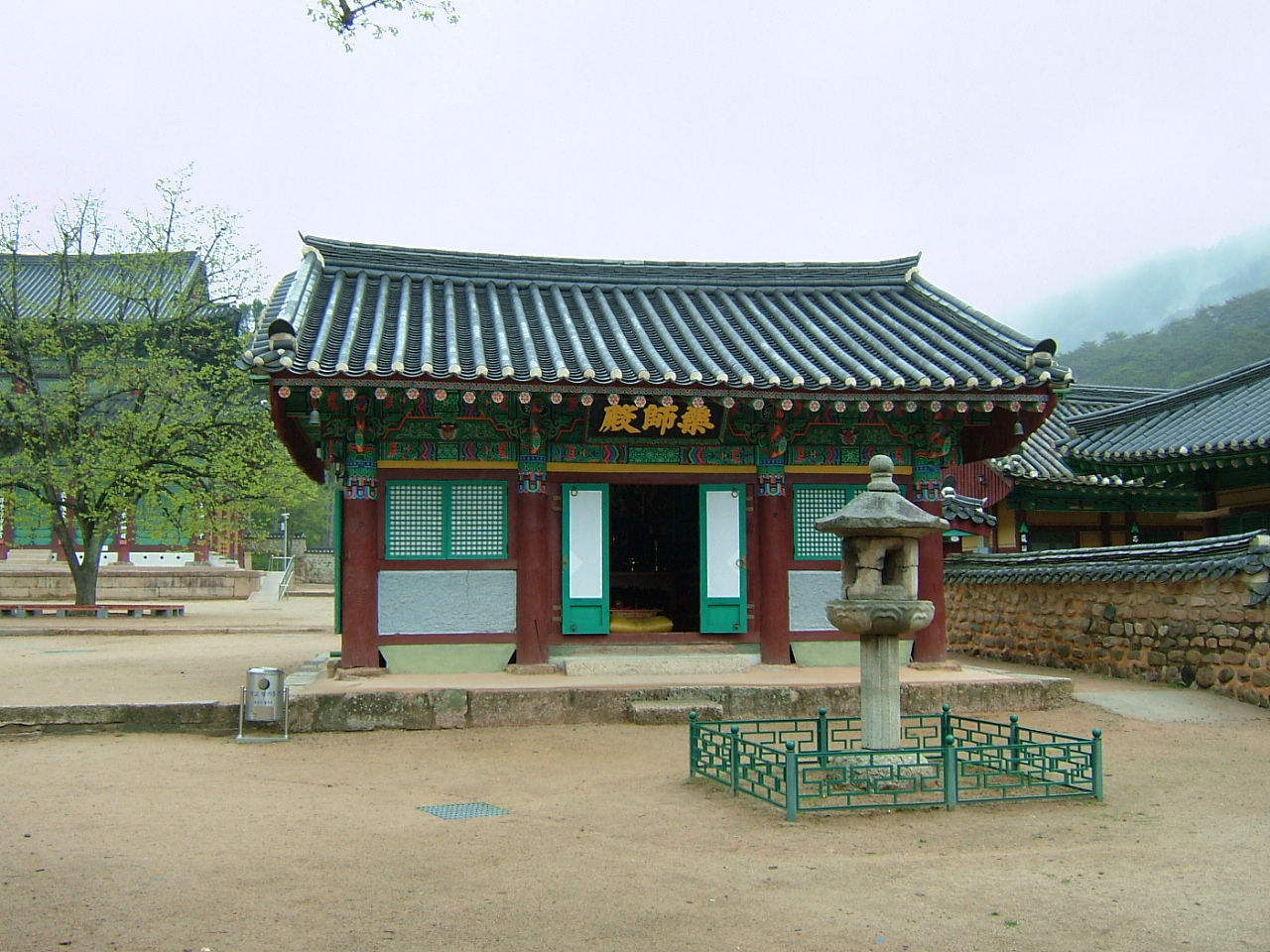 법주사 약사전.jpg