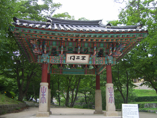 건봉사  불이문.jpg