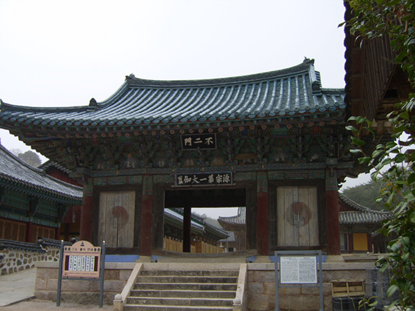 통도사  불이문.jpg