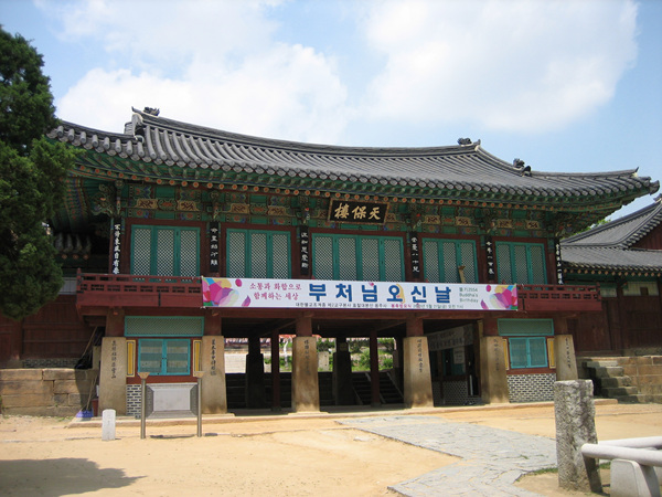 용주사  천보루.jpg